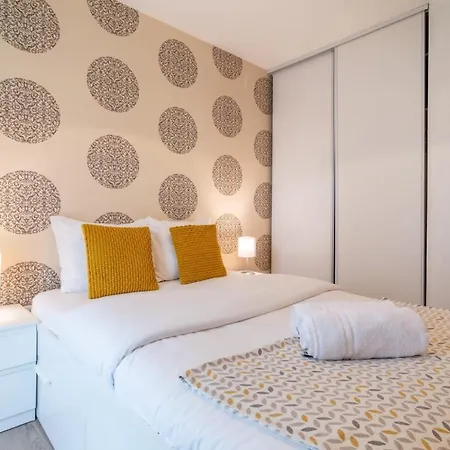 Centre - Cozy Ap With Terrace & Parking Daire